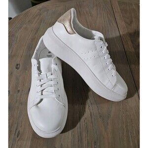 Time & Tru White Lace Up Women’s Tennis Shoes 8.5 Memory Foam Sneakers Gold Heel